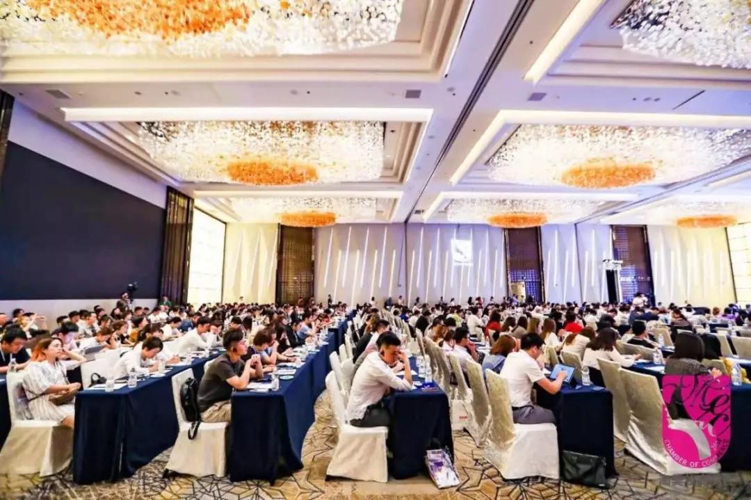 由淘美妆商友会联合日本贸易振兴机构（Jetro）和全球购联合主办，首届中日美妆高峰论坛在上海隆重举办